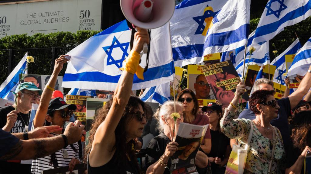Demonstranten, die die Rückkehr der israelischen Geiseln fordern, protestieren vor dem Hauptsitz der Vereinten Nationen in Manhattan während der Rede von Netanjahu vor der Generalversammlung. Foto: Yoav Ginsburg/ZUMA Press Wire/dpa