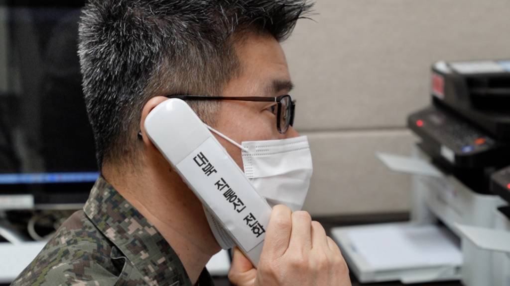 Auf diesem vom südkoreanischen Verteidigungsministerium zur Verfügung gestellten Foto führt ein Militäroffizier einen Testanruf nach Nordkorea durch.