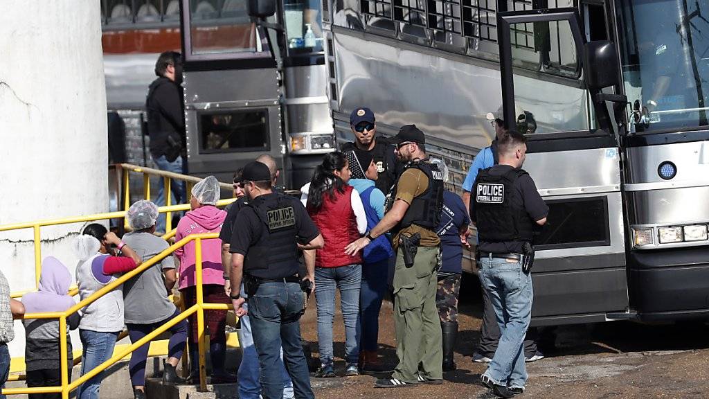 Werden in Handschellen abgeführt: Die US-Behörden nehmen in Morton im US-Staat Mississippi mehrere Mitarbeiterinnen eines Lebensmittelbetriebs wegen illegaler Einwanderung fest.