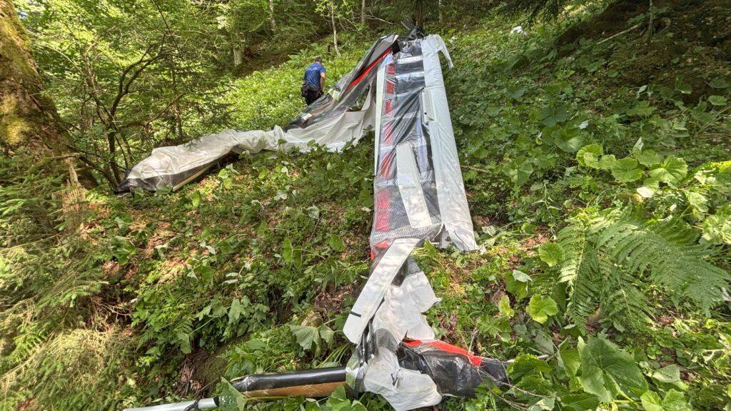 Pilot stürzt mit Ultraleichtflugzeug bei Bilten GL ab