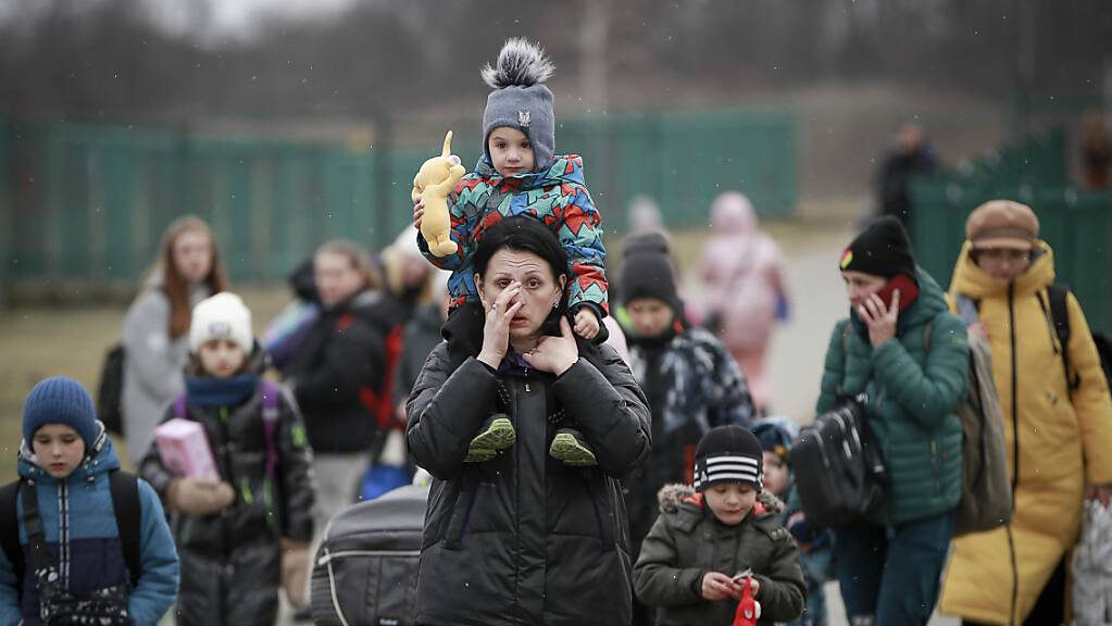 Flüchtlinge, meist Frauen mit Kindern, kommen am Grenzübergang im polnischen Medyka an.
