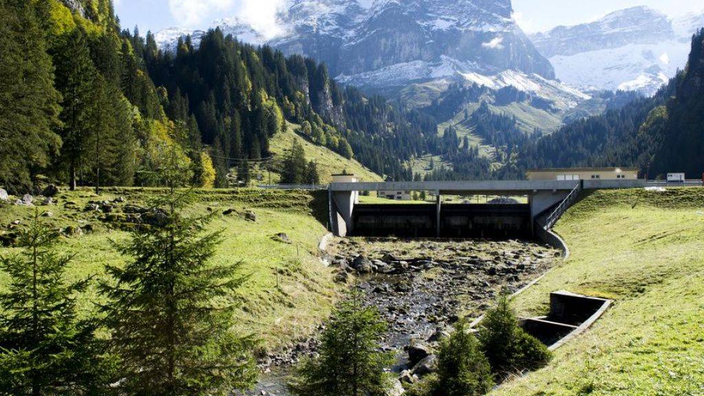 Wasserkraftwerke wie hier das Sahli an der Muota sorgten 2017 für knapp 50 Prozent der Schweizer Energieversorgung, weitere 10 Prozent aus Wasserkraft wurde aus dem Ausland eingekauft. (Archivbild)
