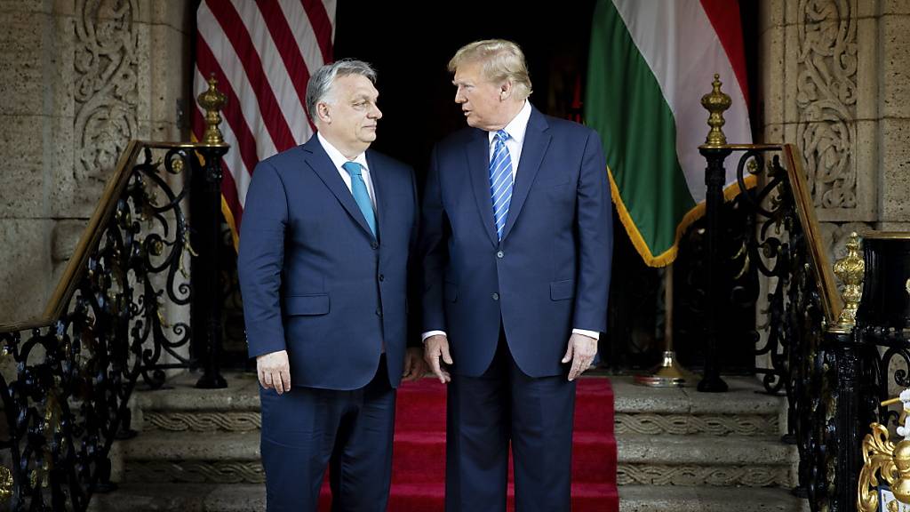 Ein Foto aus dem Büro des ungarischen Ministerpräsidenten Viktor Orban zeigt ihn bei seinem Besuch bei dem ehemaligen US-Präsidenten Donald Trump.