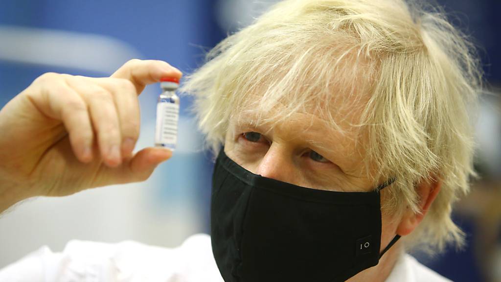 ARCHIV - Boris Johnson, Premierminister von Großbritannien, hält ein Fläschchen mit dem Corona-Impfstoff von Astrazeneca im Rahmen seines Besuchs in einem Corona-Impfzentrum im Cwmbran-Stadium. (Zu dpa: «WTO ruft Großbritannien zu früherer Abgabe von Impfstoffen auf») Foto: Geoff Caddick/PA Wire/dpa