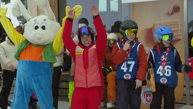 Lara Gut-Behrami überrascht Kinder beim Skirennen