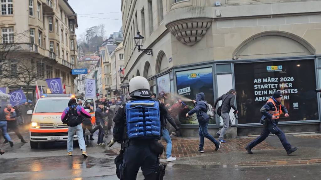 Demonstration von Impfgegnern durch St.Gallen: Polizei setzt Pfefferspray ein