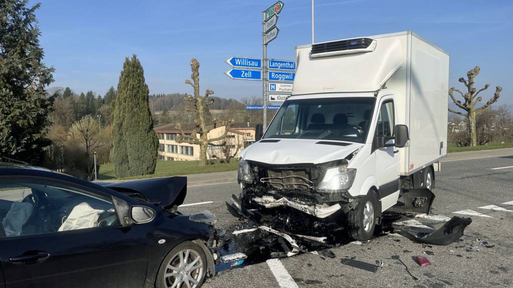 Bei einer Kollision zwischen einem Auto und einem Lieferwagen verletzten sich am Dienstagmorgen in St. Urban zwei Personen.
