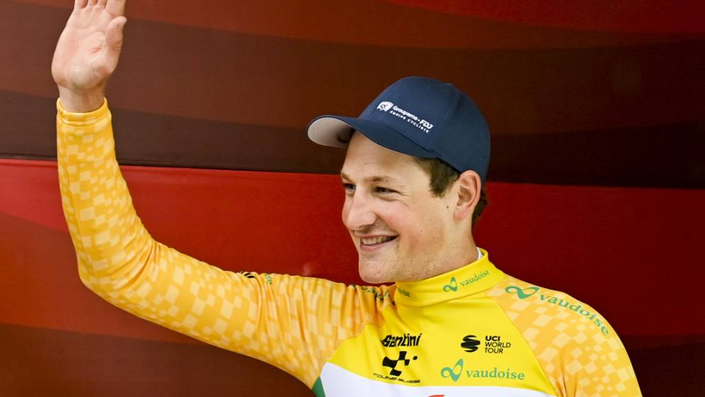 Stefan Küng hatte gut lachen: Er gewinnt das Auftaktzeitfahren und trägt am Montag das gelbe Leadertrikot