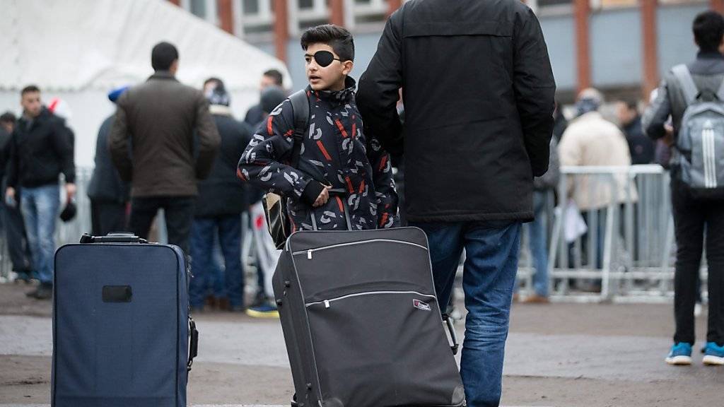 Flüchtlinge warten in Berlin auf ihre Registrierung: Bis 2020 könnten laut einer Schätzung der deutschen Regierung bis zu 3,6 Millionen Flüchtlinge nach Deutschland kommen. Die Zahl beinhaltet die 1,1 Millionen Menschen, die im vergangenen Jahr nach Deutschland zogen. (Archivbild)