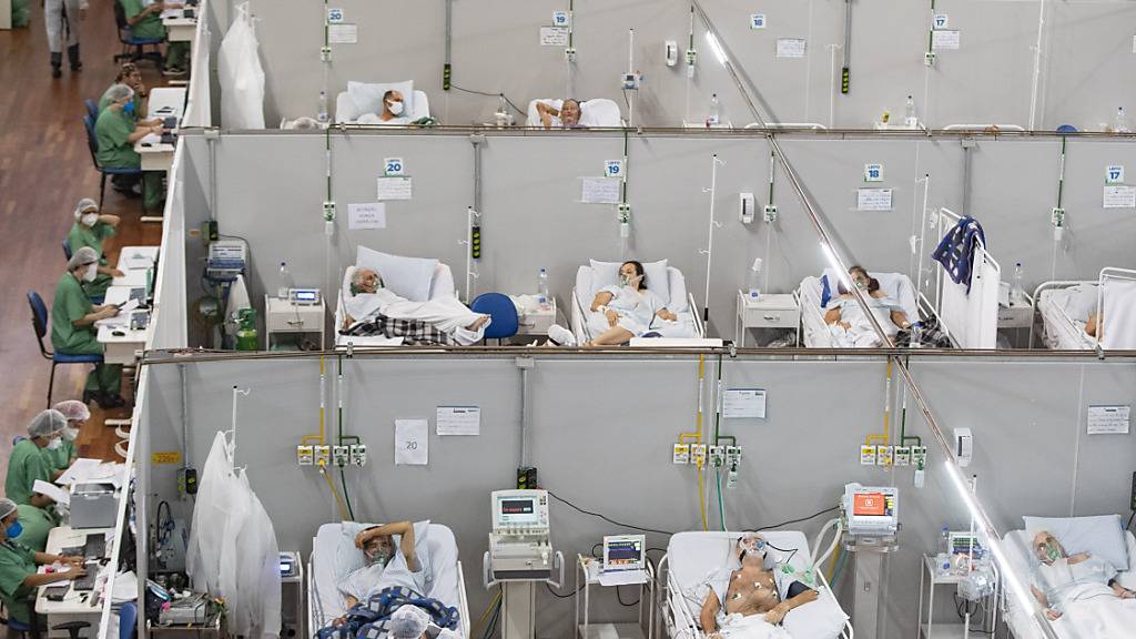 ARCHIV - Covid-19-Patienten liegen in einem Feldlazarett in Santo Andre. Foto: Andre Penner/AP/dpa