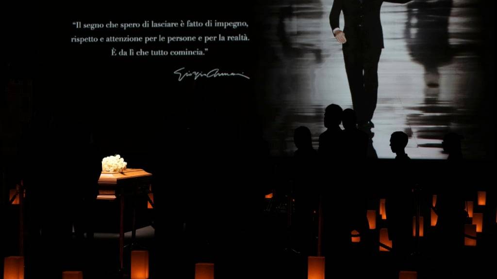 Menschen erweisen dem Modeschöpfer Giorgio Armani im Armani-Theater die letzte Ehre. Foto: Antonio Calanni/AP/dpa