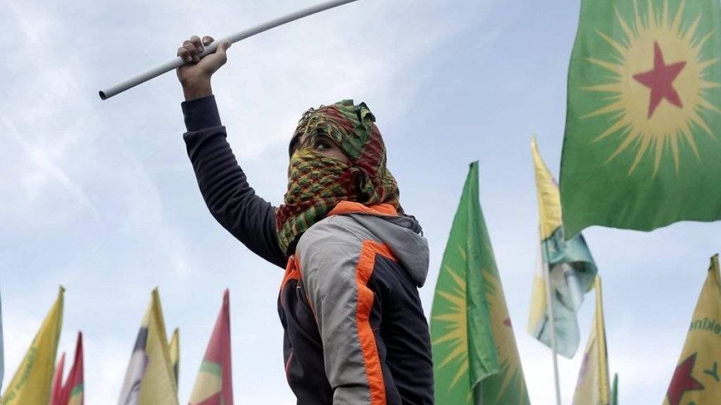 Demonstrant mit PKK-Fahne: Bayik warnt, dass der Konflikt weiter eskalieren werde, wenn die türkische Armee ihre Offensive gegen die Kurden nicht beendet. (Archiv)