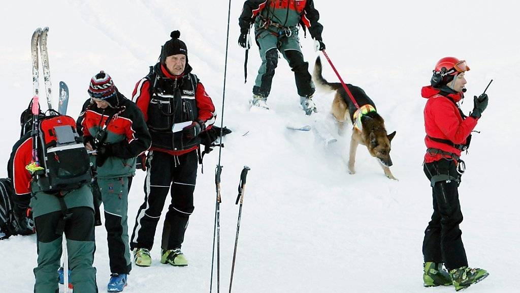 Der Schweizer Bergführerverband startet ein Ausbildungsprogramm, das vor den Gefahren im Schnee warnt. (Symbolbild)