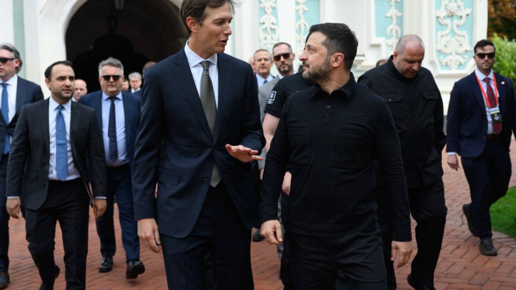 Der ukrainische Präsident Wolodymyr Selenskyj (r) im Gespräch mit Jared Kushner, dem Gesandten von US-Präsident Trump. Foto: Uncredited/Ukrainian Presidential Press Office via AP/dpa