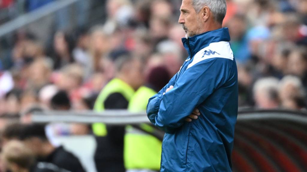 Monacos Trainer Adi Hütter verfolgt das Geschehen beim Gastspiel in Clermont