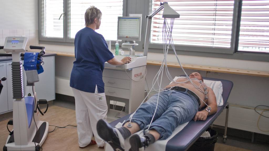 Soll Gesundheitspersonal mit einem Preis geehrt werden? Im Bild erstellt eine Krankenhausmitarbeiterin im Krankenhaus in Flawil ein Elektrokardiogramm EKG. (Archivbild)