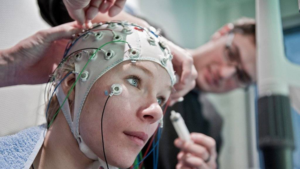 Mittels Elektroenzephalogramm (EEG) massen Berner Forschende die Hirnaktivität während eines Assoziationstests.