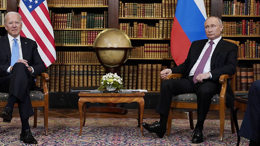 Russlands Präsident Wladimir Putin (rechts) wirft US-Präsident Joe Biden vor, 24 russische Diplomaten des Landes verweisen zu wollen. Die USA präzisieren ihrerseits, dass die Visa russischer Diplomaten von Fall zu Fall verlängert würden. (Archivbild)