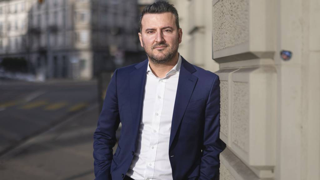 Perparïm Avdili, FDP-Kandidat für das Zürcher Stadtpräsidium, wurde von einem 31-Jährigen bedroht. Die Staatsanwaltschaft führt ein Verfahren. (Archivbild)