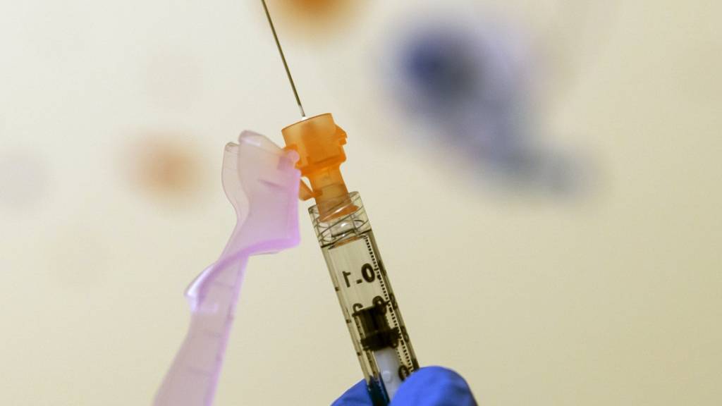 Eine Kinderdosis mit einem Corona-Impfstoff wird im «Children's National Hospital» in eine Spritze aufgezogen. Foto: Carolyn Kaster/AP/dpa