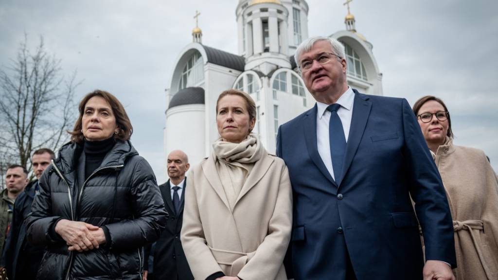 HANDOUT - Auf diesem vom Pressebüro des ukrainischen Außenministeriums via AP zur Verfügung gestellten Foto nehmen die EU-Außenbeauftragte Kaja Kallas (M), der ukrainische Außenminister Andrii Sybiha (vorne rechts) und  EU-Außenminister an einer Gedenkzeremonie in Butscha teil. Foto: Eduard Khryzhanivsky/Ukrainian Foreign Ministry Press Office/AP/dpa - ACHTUNG: Nur zur redaktionellen Verwendung im Zusammenhang mit der aktuellen Berichterstattung und nur mit vollständiger Nennung des vorstehenden Credits