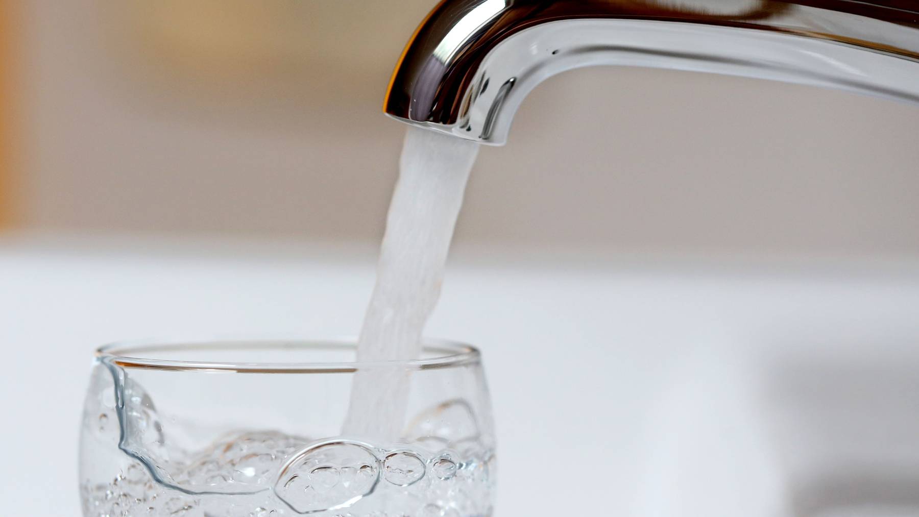 Die ersten Gläser Wasser sollte man nicht trinken. Weil die Leitungen über Wochen kaum genutzt wurden, haben sich Mikroorganismen gebildet.