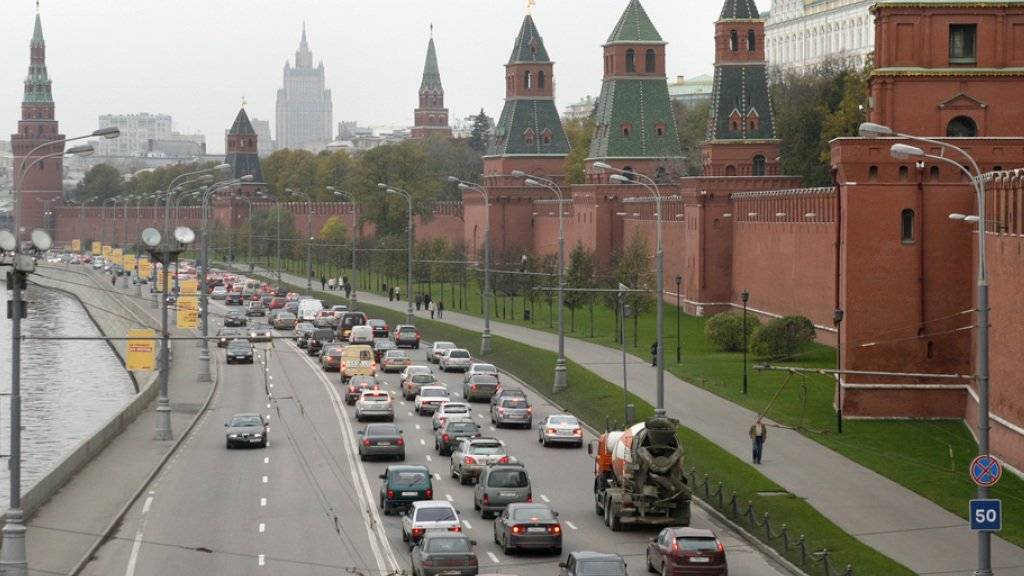 Die Mauern und Türme des Kremls in Moskau - die EU verlängert ihre Sanktionen gegen Russland. (Symbolbild)