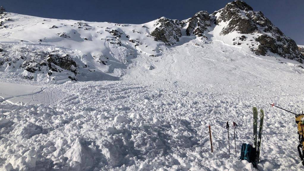 Bei einem Lawinenunfall in Scuol GR starb am Donnerstagvormittag ein 40-jähriger Skifahrer.