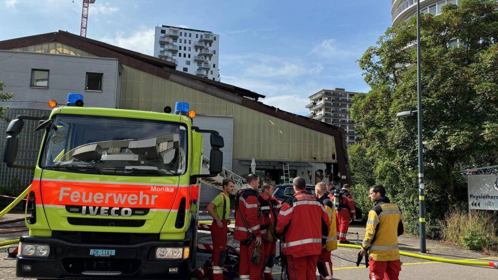 Brand in Dübendorfer Tennishalle führt zu starker Rauchentwicklung