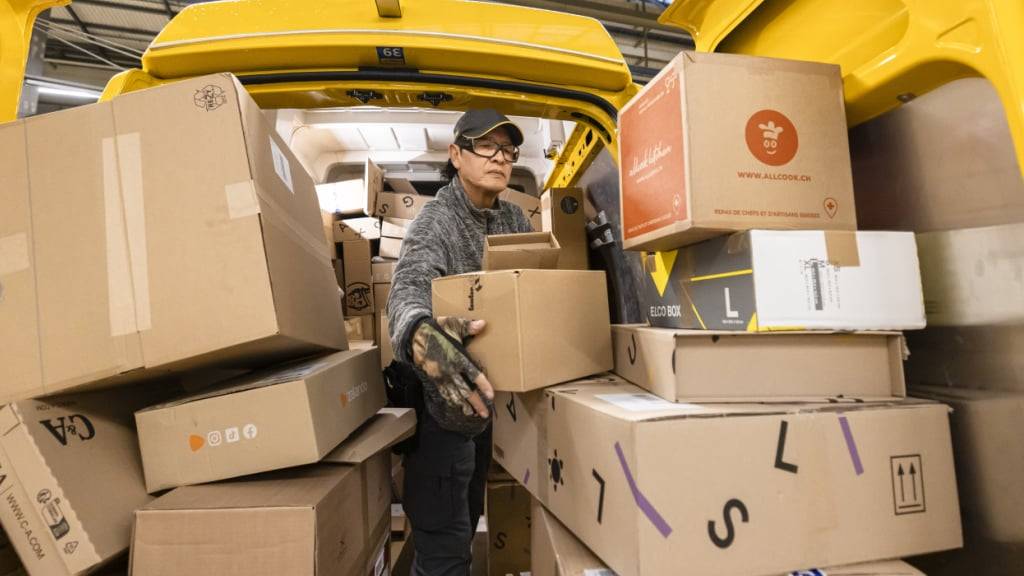 Laut dem Konsumentenschutz kommen mitunter Pakete nicht aus der Schweiz, sondern direkt aus China - obwohl die Internetseite der Firma auf «.ch» endet. (Symbolbild)