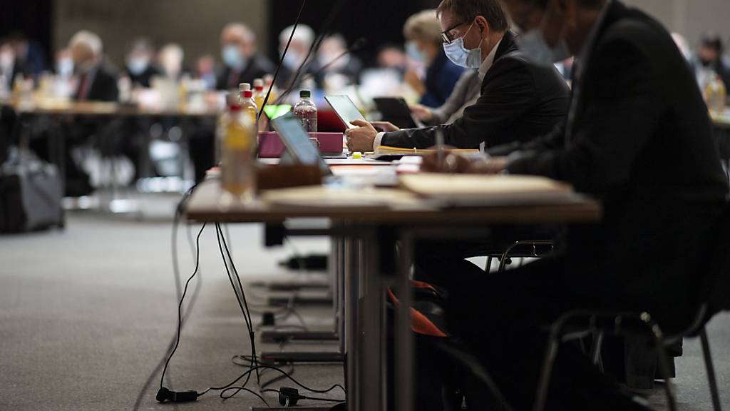 Der St. Galler Kantonsrat hat am Montag verschiedene Nachträge zum Steuergesetz beschlossen und die Diskussionen über einen umstrittenen Vorstoss auf Dienstag verschoben.