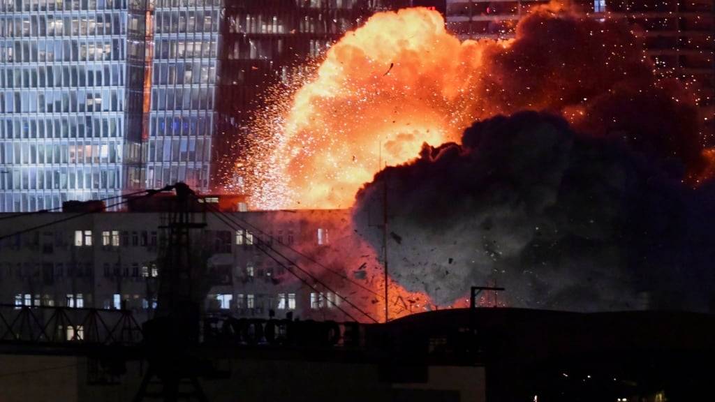 dpatopbilder - Explosionen während eines Raketenangriffs in Tel Aviv. Foto: Tomer Neuberg/AP/dpa
