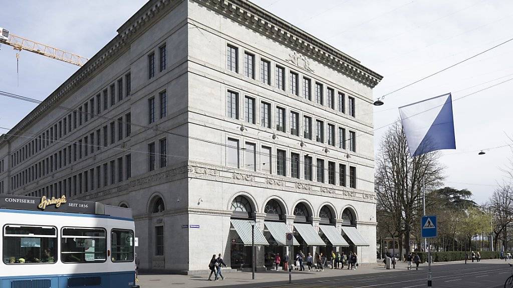 Aufgrund der Verwerfungen an den Kapitalmärkten gegen Jahresende ist die Schweizerische Nationalbank (SNB) tief in die roten Zahlen gerutscht. Im Bild: Der SNB-Sitz in Zürich. (Archivbild)