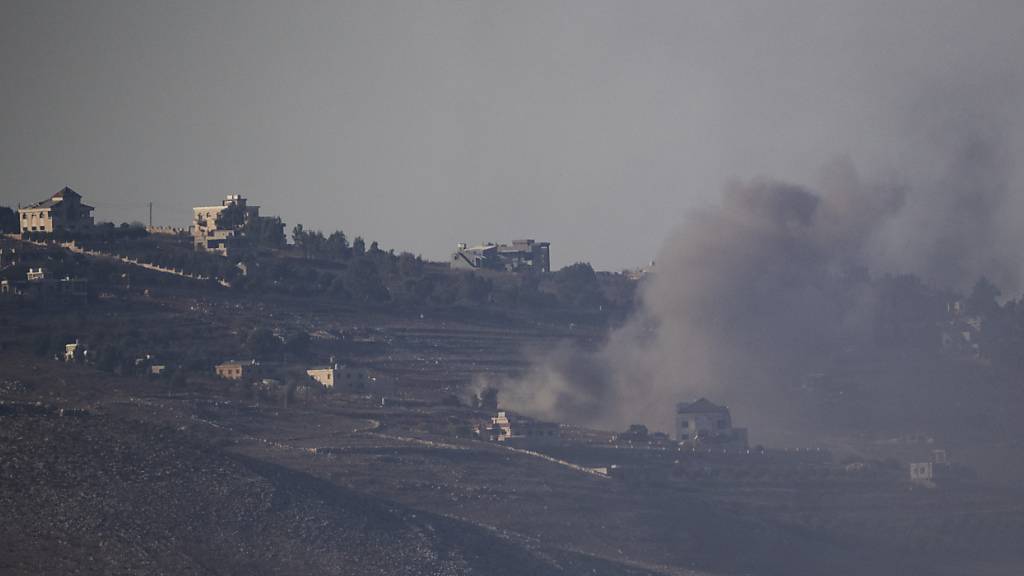 Rauch steigt nach einem israelischen Beschuss im Südlibanon auf, gesehen vom Norden Israels aus. Foto: Leo Correa/AP/dpa