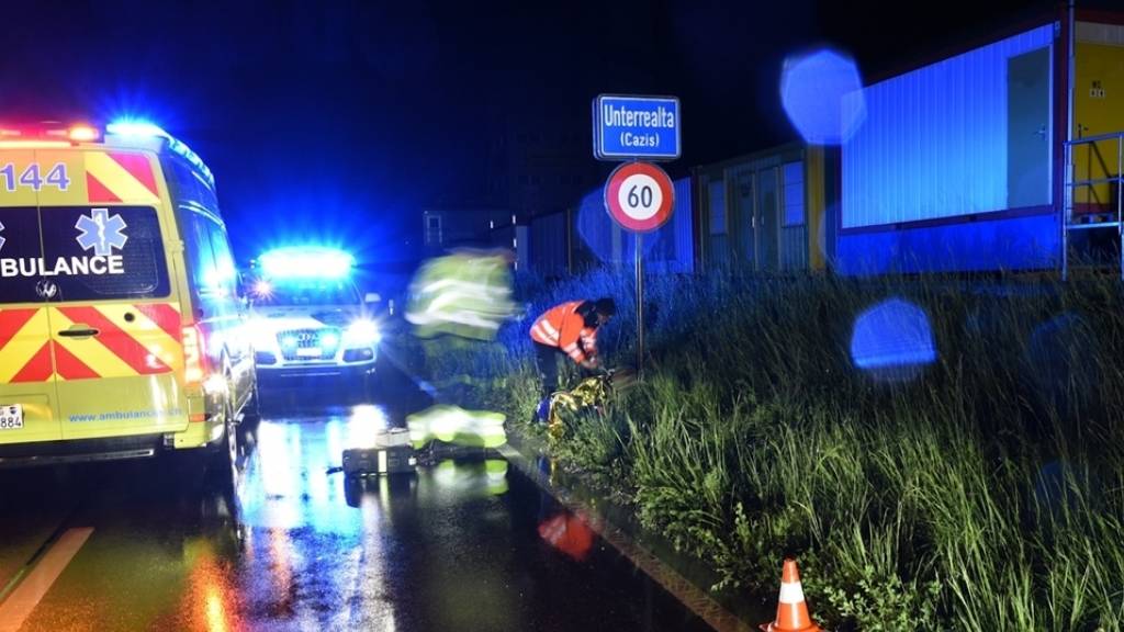 Der junge Fussgänger wurde bei Unterrealta GR im Dunkeln von einem Auto von hinten angefahren und mit einem gebrochenen Oberschenkel neben die Strasse ins Bord geschleudert. Das Auto fuhr weiter.