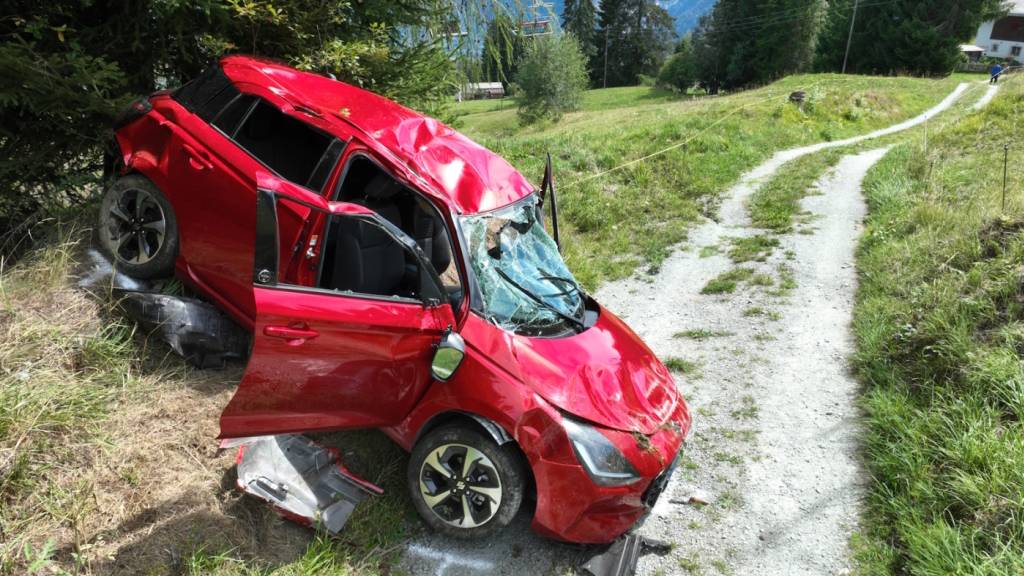 73-Jährige verletzt sich bei Selbstunfall in Sarn GR