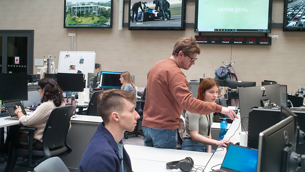 ARCHIV - Journalisten arbeiten im Newsroom des US-Auslandssenders Radio Free Europe/Radio Liberty (RFE/RL) in Prag. Produziert wird hier unter anderem rund um die Uhr das russischsprachige TV-Nachrichtenprogramm Current Time. Foto: Michael Heitmann/dpa