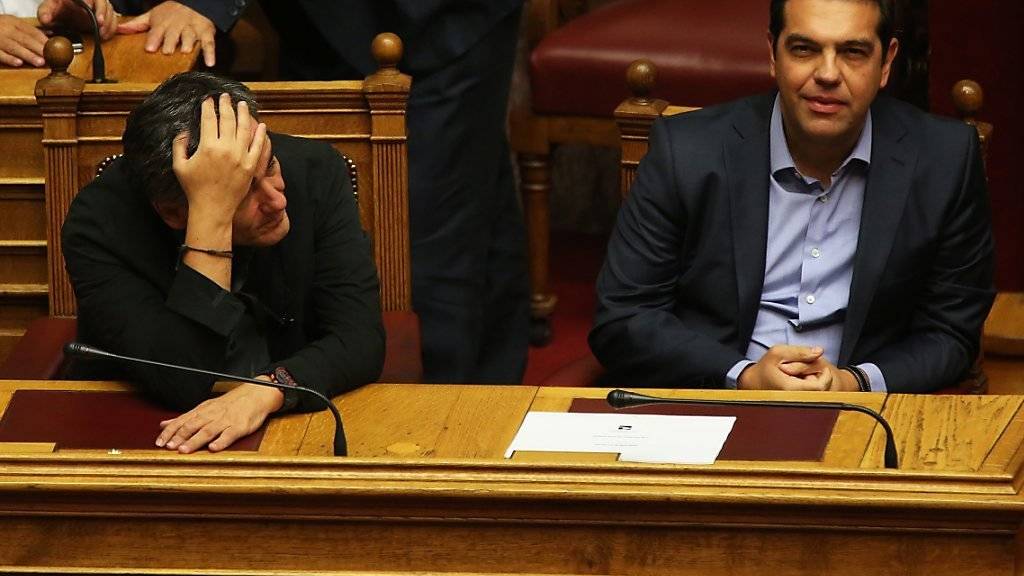 Der griechische Premierminister Alexis Tsipras (rechts) und sein Finanzminister Euklid Tsakalatos während der Debatte im Parlament.