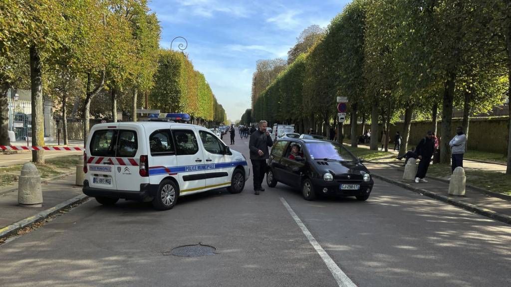 Polizisten eskortieren Touristen vom Gelände des Schlosses von Versailles. Foto: Patt Eaton-Robb/AP/dpa
