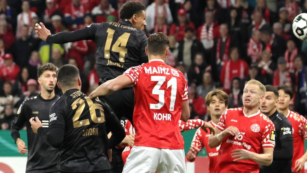 Luca Jaquez (14) springt nach dem Eckball höher als alle anderen und trifft zum 1:0