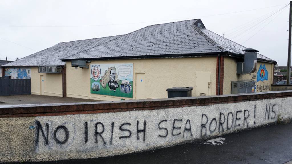 ARCHIV - An einer Mauer steht «No Irish Sea Border» («Keine Grenze in der Irischen See»). Die Spannungen zwischen Protestanten und Katholiken haben seit dem Brexit wieder zugenommen. Foto: Larissa Schwedes/dpa