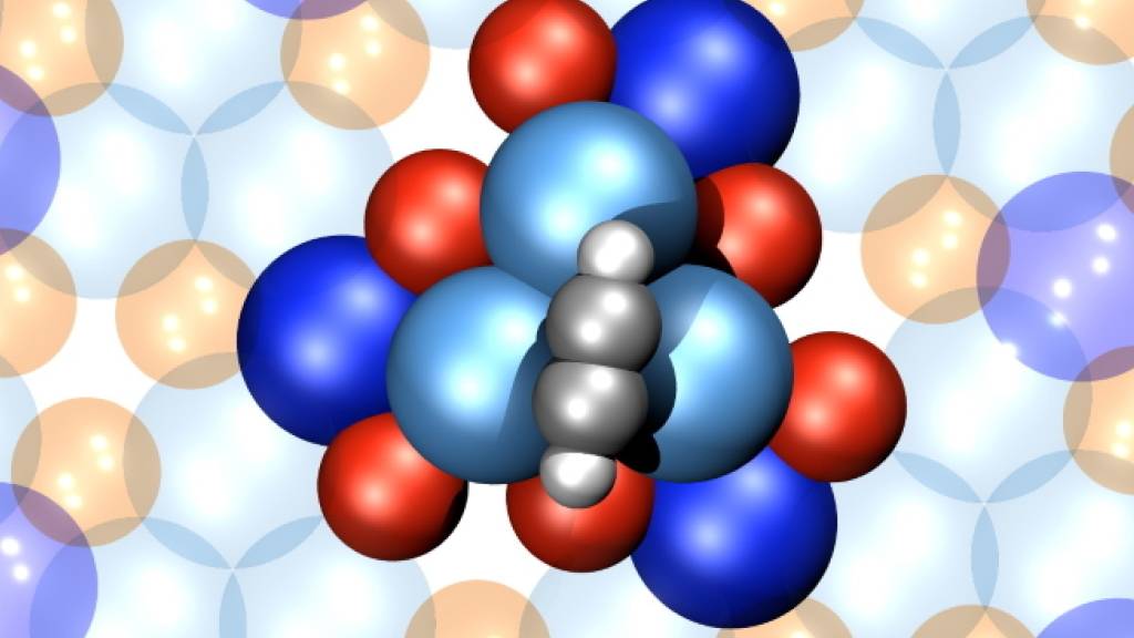 Ein Motor, der nur aus 16 Atomen besteht: Atomares Strukturmodel eine einzelnen 4-atomigen Acetylen-Rotors (grau-weisse Kugeln) auf der chiral (d.h. händischen) PdGa Oberfläche (blaue Kugel -> Palladium, rote Kugeln -> Gallium).