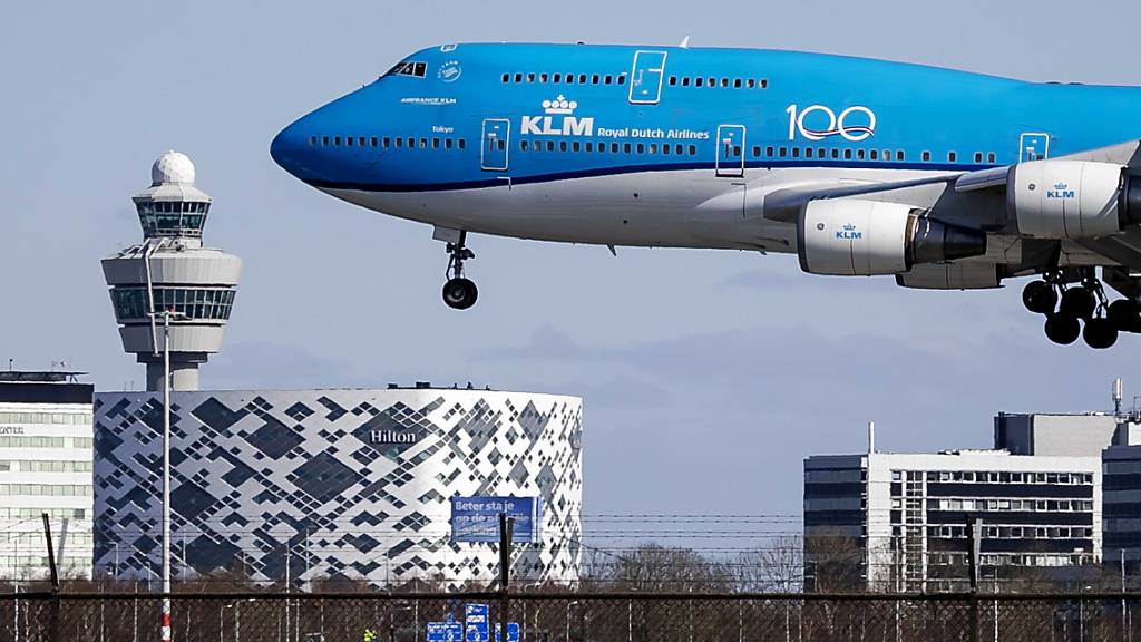 Die Fluggesellschaft Air France KLM erhält eine Finanzspritze im Umfang von 3,4 Milliarden Euro, um die Turbulenzen rund um die Corona-Pandemie meistern zu können. (Archivbild)