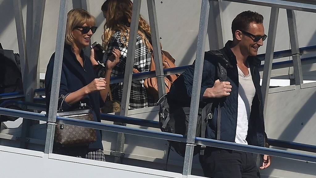 Taylor Swift (l) und Tom Hiddleston (r) letzte Woche auf dem Gold Coast Flughafen in Queensland, Australien. Nun hat Hiddleston bestätigt, dass er und die Sängerin «zusammen und glücklich» seien. (Archivbild)