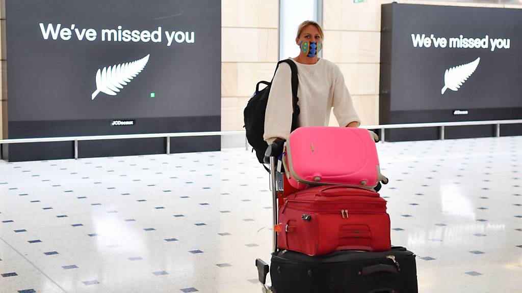 Passengers from New Zealand arrive at Sydney International Airport in Sydney, Friday, October 16, 2020. Australias border rules have been relaxed as the country establishes a trans-Tasman travel bubble with New Zealand. (AAP Image/Dean Lewins) NO ARCHIVING