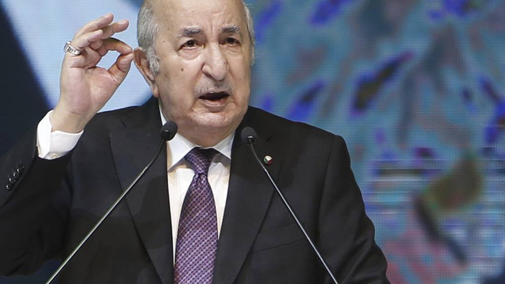 ARCHIV - Der algerische Präsident Abdelmadjid Tebboune eröffnet mit einer Rede seinen Wahlkampf zu den bevorstehenden Präsidentschaftswahlen im September, bei denen er zur Wiederwahl antritt. In Algerien sollen am 07. September vorgezogene Präsidentschaftswahlen abgehalten werden. Foto: STR/AP/dpa/Archivbild