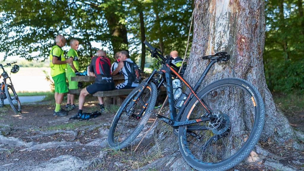 Biker legen in einem Wald bei Rapperswil im Kanton Bern eine Rast ein. (Archivaufnahme)