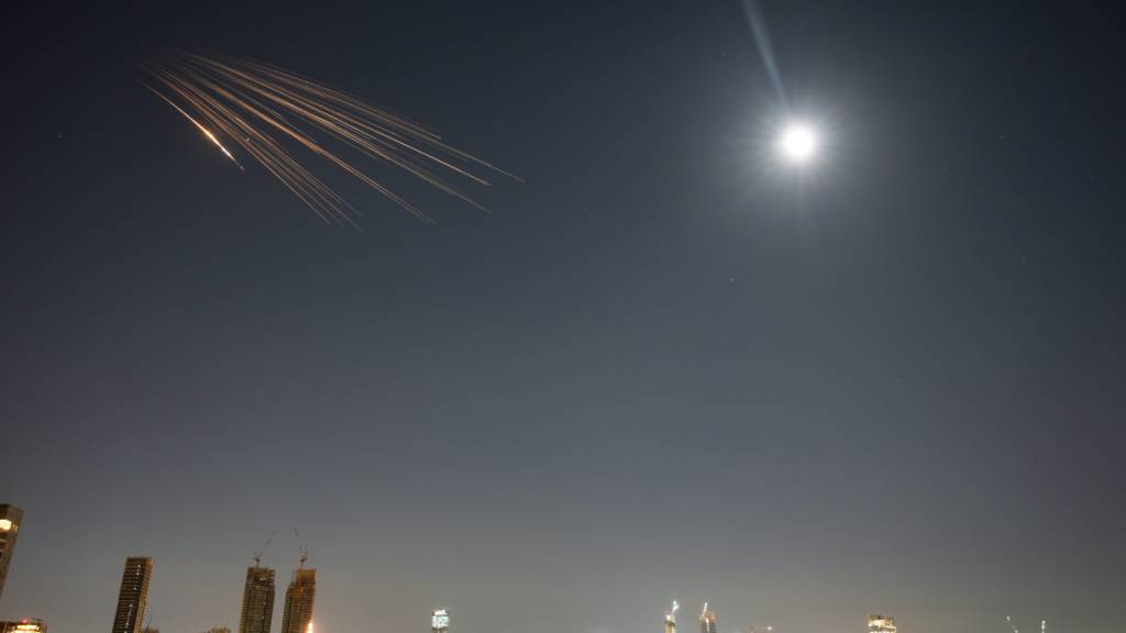 Vom Iran abgeschossene Raketen sind am Himmel über Zentralisrael zu sehen. Foto: Ohad Zwigenberg/AP/dpa