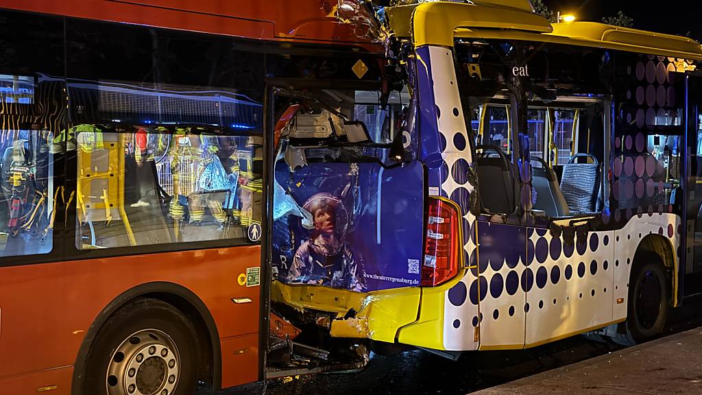 Ein Linienbus fuhr im bayerischen Regensburg in einen vorausfahrenden Bus.