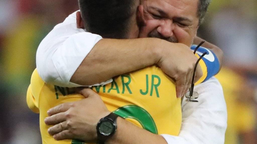 Neymar und Trainer Rogerio Micale hatten im August Brasilien in Rio de Janeiro zum ersten Olympiasieg der Geschichte geführt